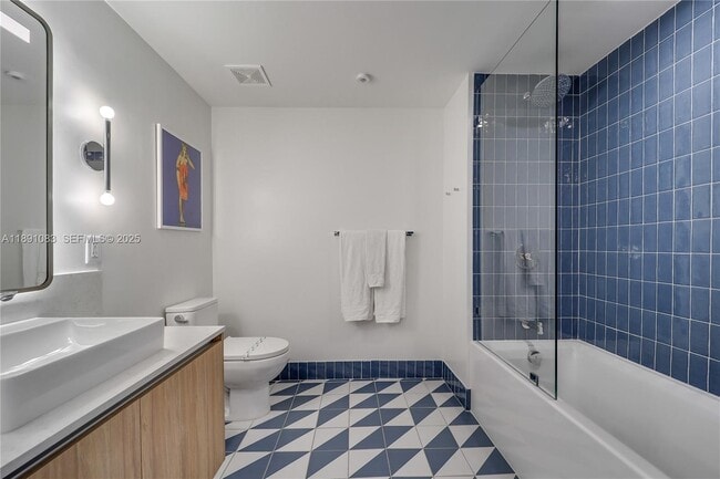 Building Photo - 601 NE 1st Ave