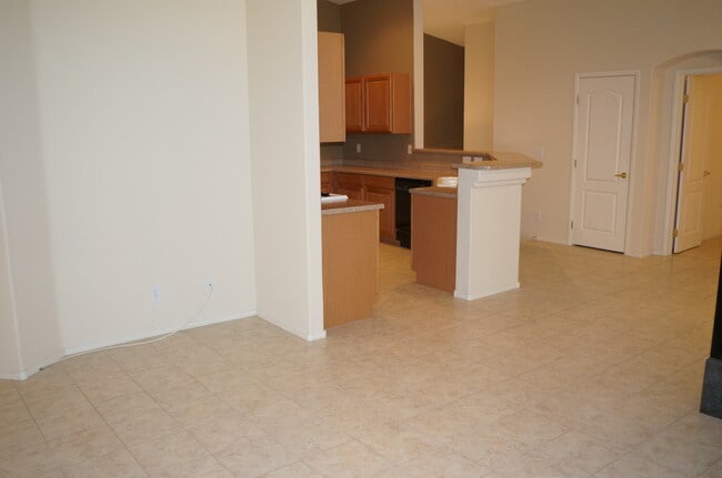 Building Photo - CUTE 2 BEDROOM / 2 FULL BATH TOWNHOME UNIT...