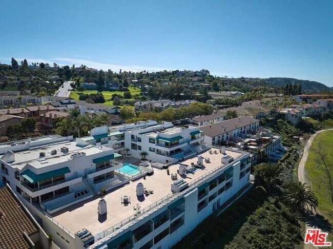 Building Photo - 2552 Navarra Dr