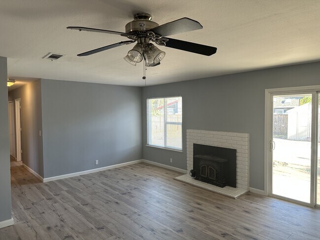 Building Photo - 7060 Brighton Dr