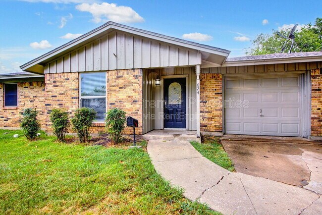 Building Photo - 624 Patricia Dr