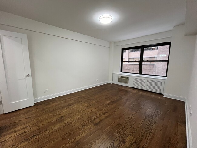 Building Photo - 157 E 57th St