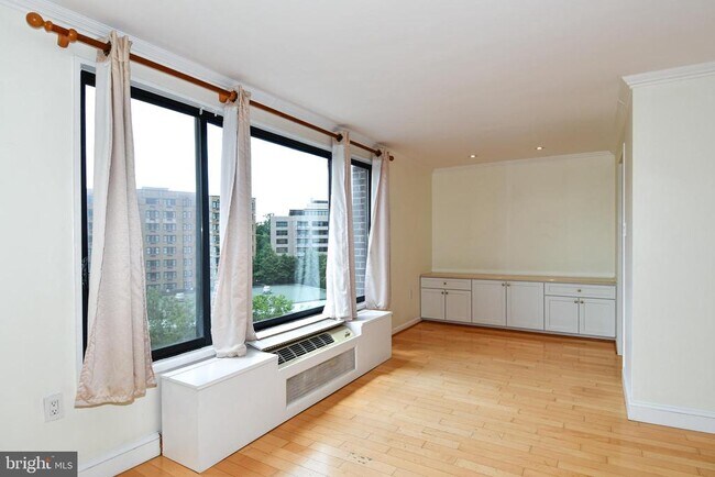 Foto del edificio - 2501 Calvert St NW