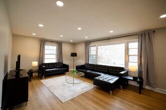 Building Photo - 1534 N Woodburn Ave