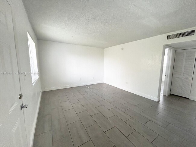 Foto del edificio - 580 NE 127th St