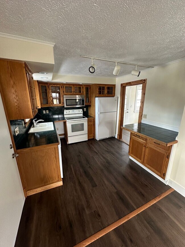 Building Photo - Must See 3-Bedroom home in quiet neighborh...
