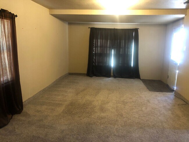 Foto del edificio - LARGE 2 BEDROOM HOME