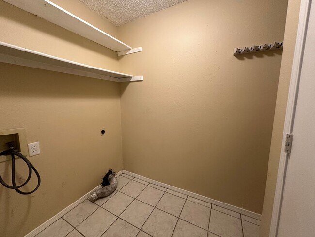 Foto del edificio - **24 hour notice to show** Welcome to this charming 3-bedroom, 2-bathroom home located in the hea...