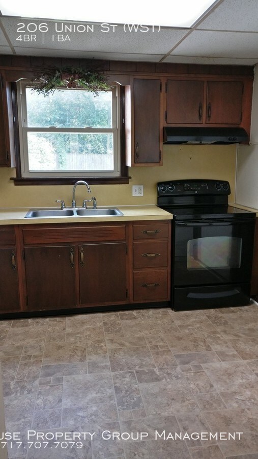 Building Photo - Spacious 4 Bedroom House
