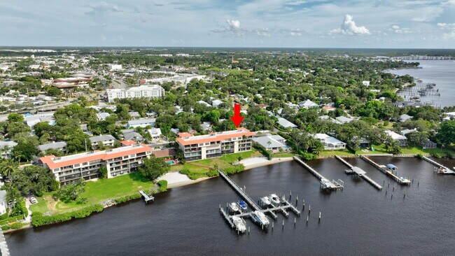 Foto del edificio - 624 SW St Lucie Crescent