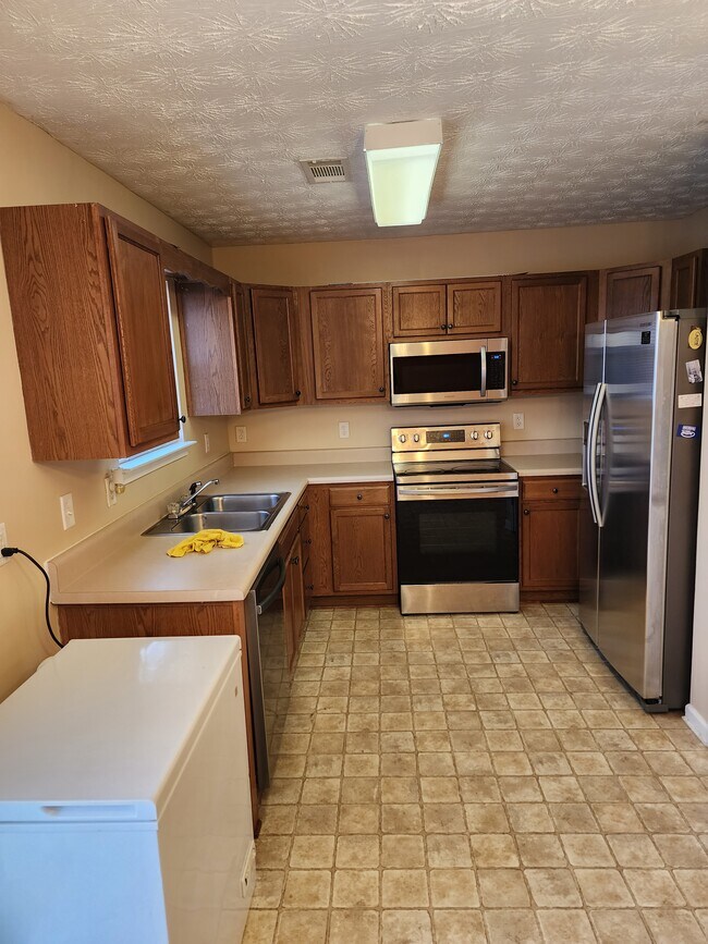 Building Photo - 1425 Forsythia Way