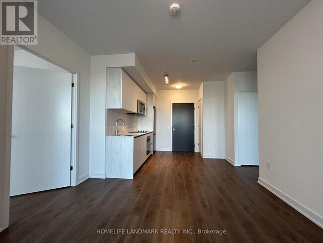 Building Photo - 5858 Yonge St