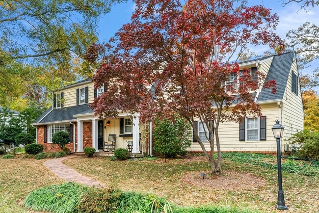 Foto del edificio - Updated Colonial Home in Westgage Neighbor...