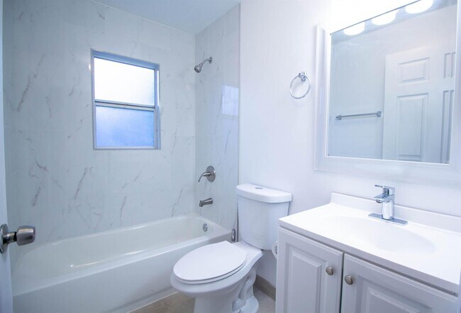 Building Photo - 2928 Hiawatha Ave