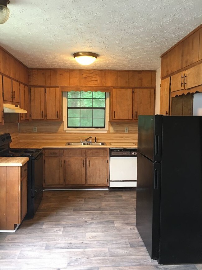 Building Photo - 2 Bedroom 1 Bathroom Duplex