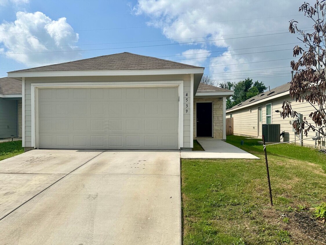 Foto principal - *Cozy 3/2 Single Story on Greenbelt* Gas C...