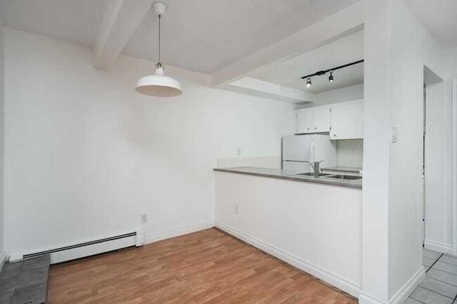 Building Photo - 1 Bed 1 Bath Unit in Edmonton, AB