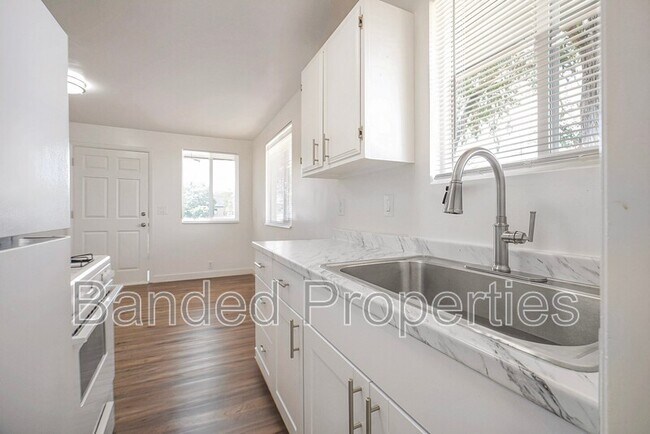 Building Photo - 376 W 700 N