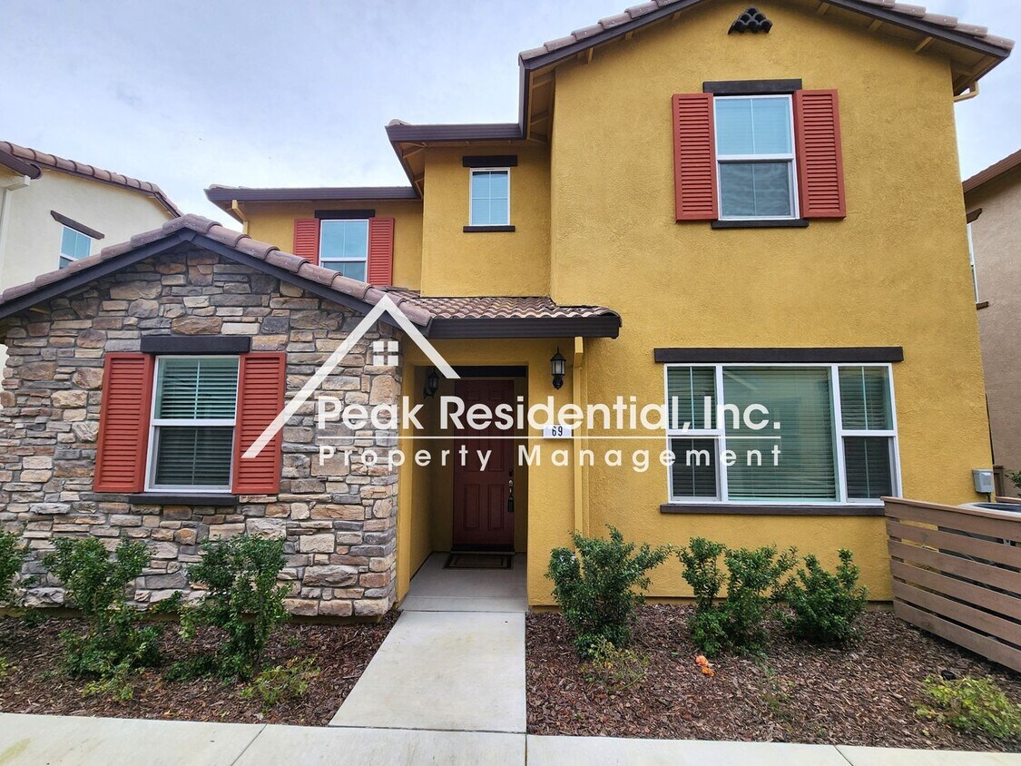 Primary Photo - Updated 3bd/2.5ba Roseville Home with 2 Ca...