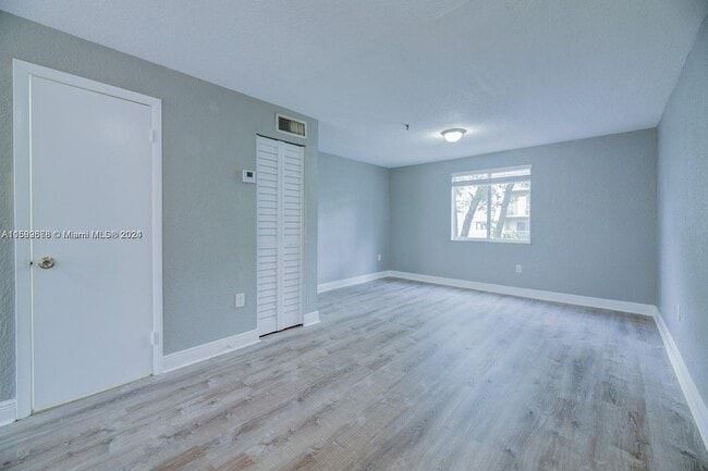 Foto del edificio - 8027 NW 8th St