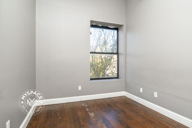 Foto del edificio - 60-80-80 Myrtle Ave