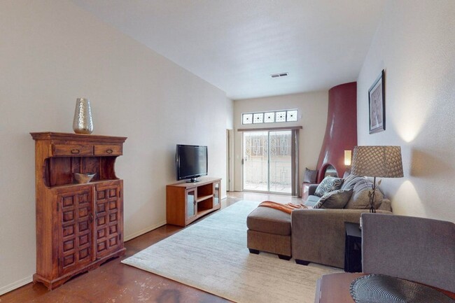 Building Photo - Charming 2bed 1.5bath townhome,  in the he...