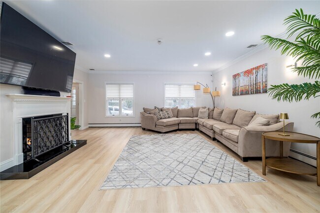 Foto del edificio - 2424 Lakeside Dr