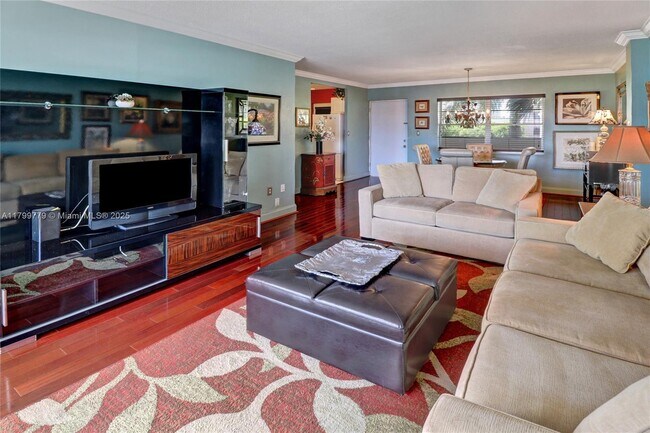 Building Photo - 220 Kings Point Dr