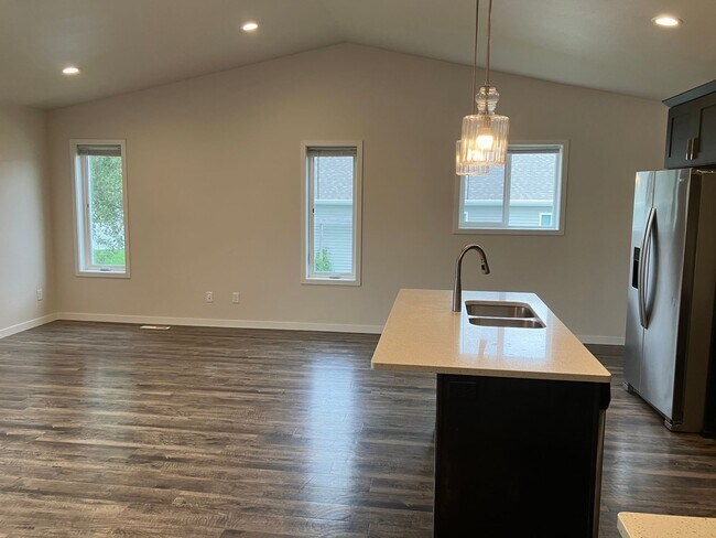 Foto del edificio - 4 Bed 3 Bath Single Family Home