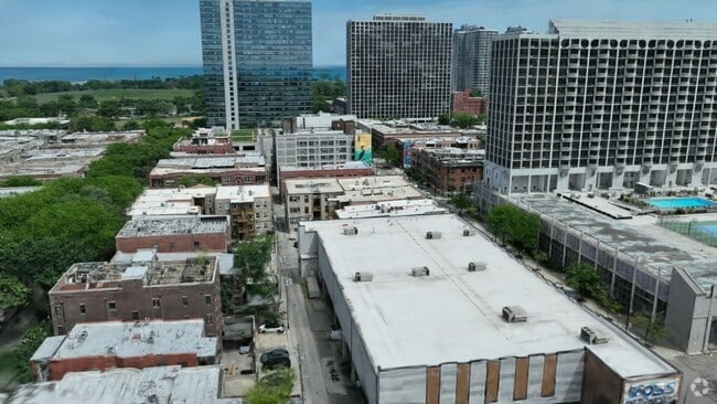  - 900 W Montrose Ave