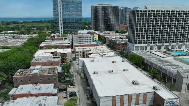  - 900 W Montrose Ave