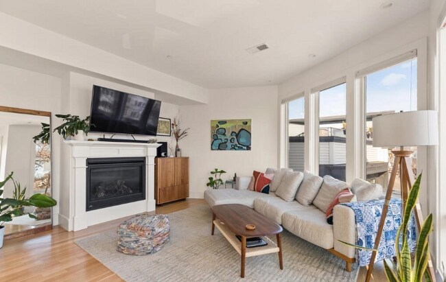 Building Photo - 260 Old Colony Ave