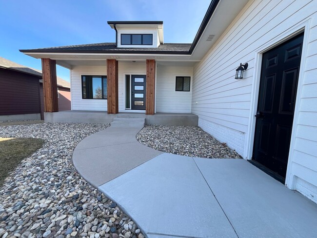 Building Photo - 4 Bed/3.5 Bath with 4 Stall Heated Garage!