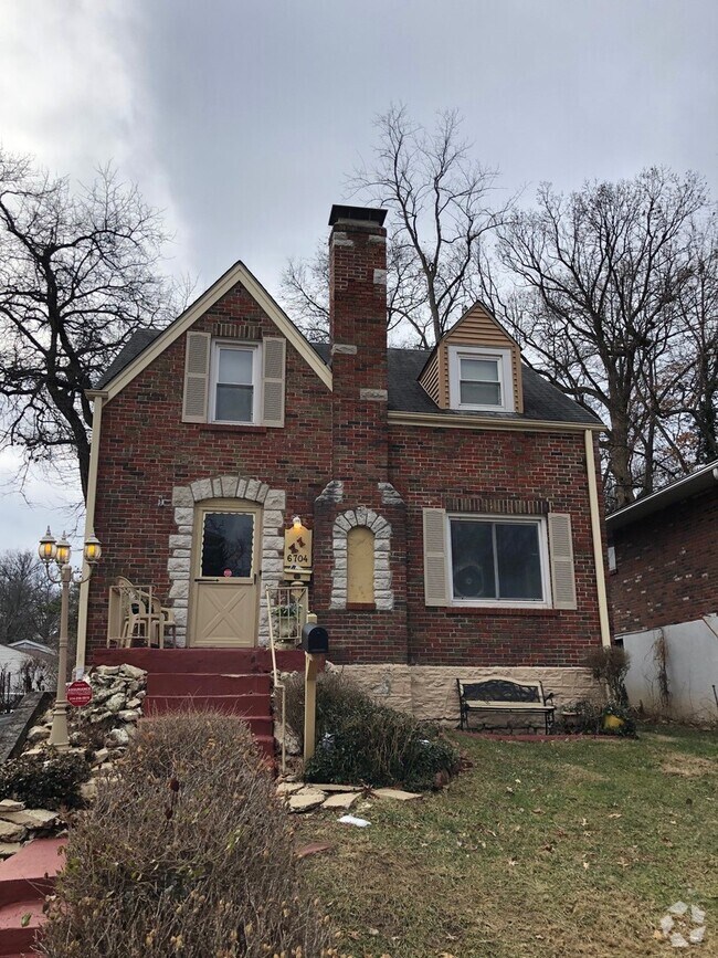 Kenwood Apartments for Rent with Hardwood Floors Saint Louis, MO 1