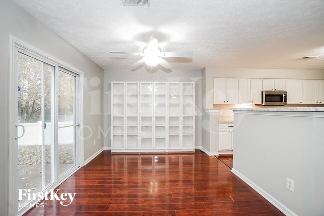 Foto del edificio - 4861 Fosterson Dr