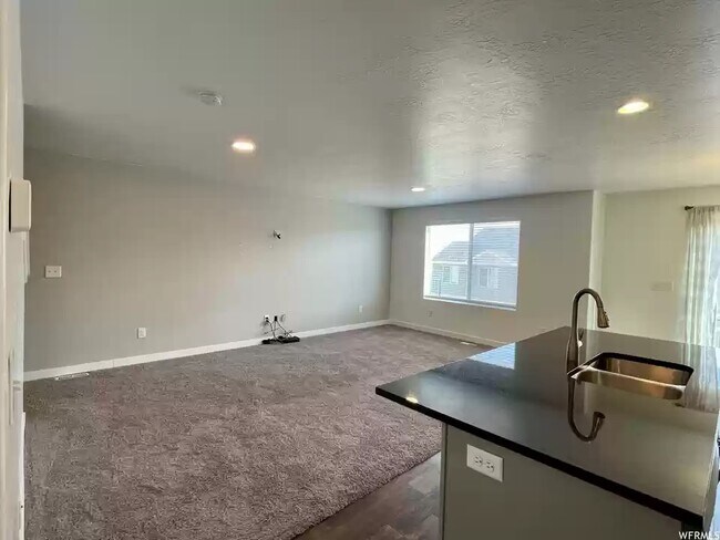 Spacious living room - 14937 S Messi St
