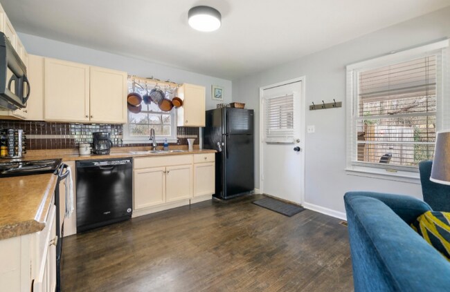 Building Photo - 1565 Gaylor Cir SE
