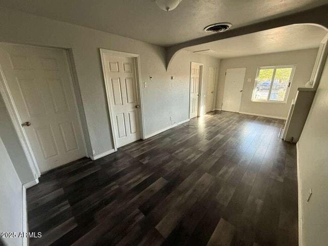 Building Photo - 806 E 7th St