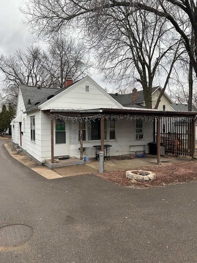 Foto principal - 4 Bed 1 Bath close to UWEC!