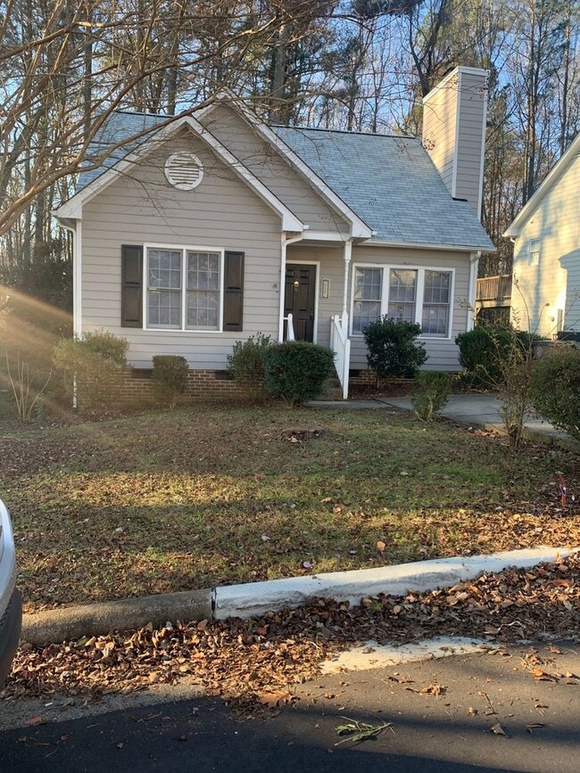 Foto del edificio - CHARMING 3 BEDROOM WITH DOWNSTAIRS PRIMARY SUITE- 717 St.Catherines~3 brm 2.5 bath~wood burning f...