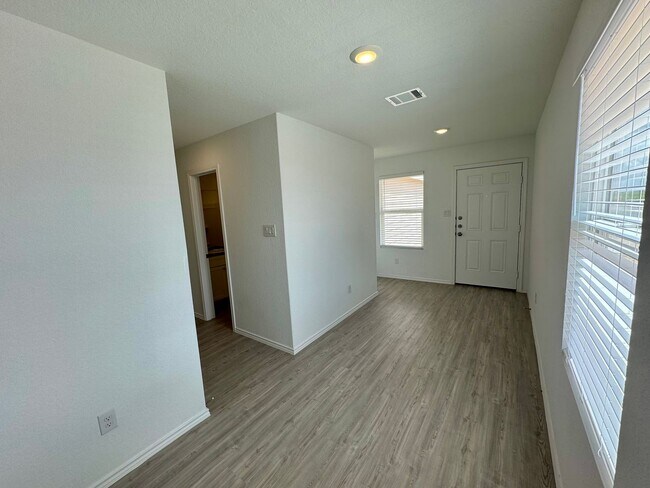 Foto del edificio - Brand New 4 bed, 2 bath in NBTX!