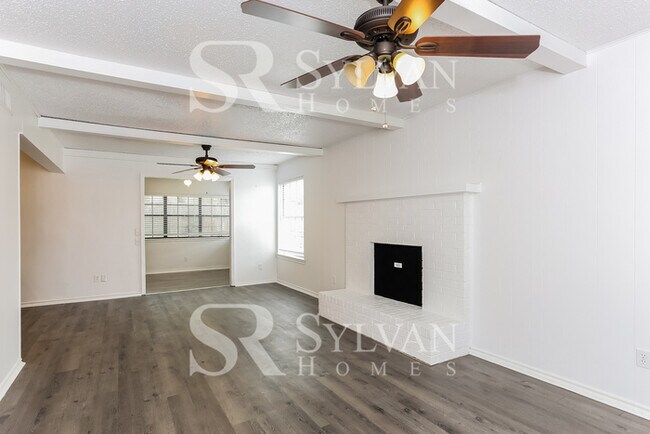 Building Photo - Feel welcome and comfortable in this spaci...