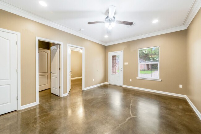 Building Photo - 3 Bedroom Townhouse in Broussard