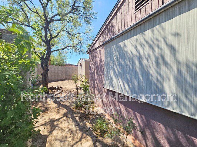 Building Photo - 1323 N Norton Ave