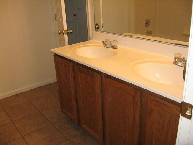 Foto del edificio - 1720 Grover Glen Ct