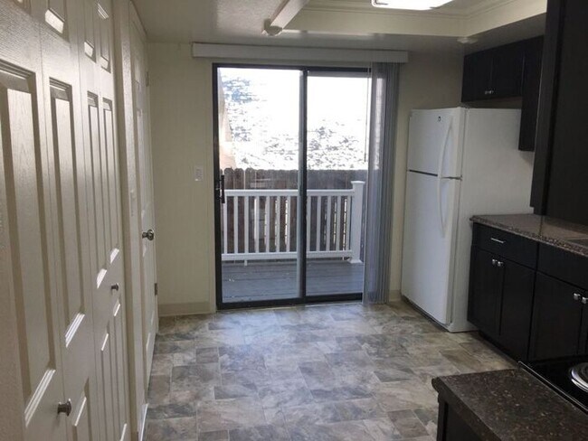 Building Photo - 2 Bedroom Townhouse - Garage/Washer-Dryer ...