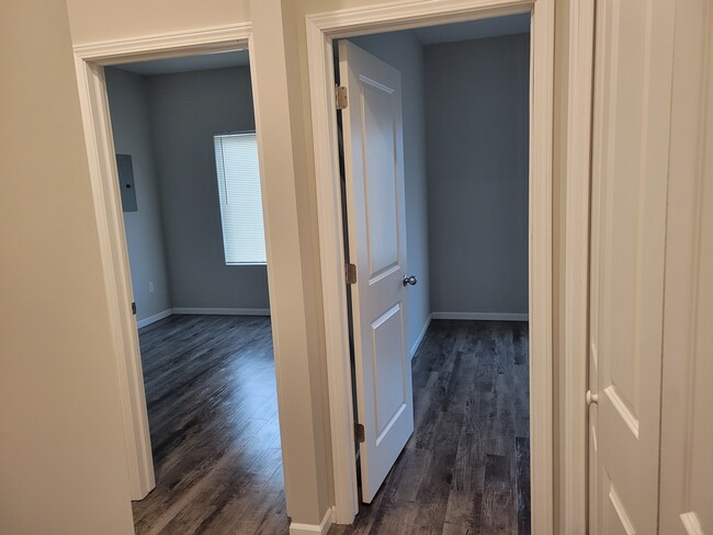 Building Photo - 1305 Azena St