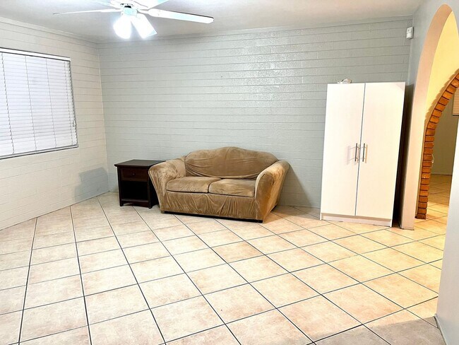 Foto del edificio - 4 Bedroom Single Family Home in Phoenix