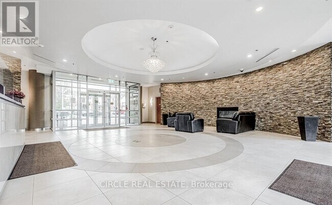 Photo du bâtiment - 215 Queen St E