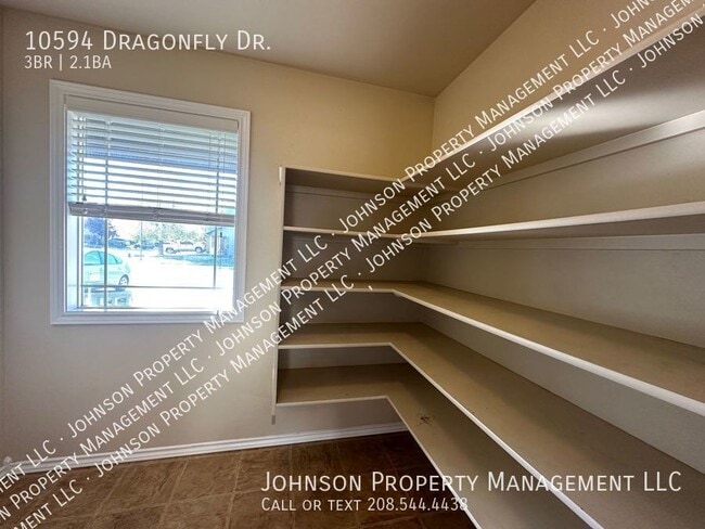 Building Photo - Recently updated in the Highly Desirable S...